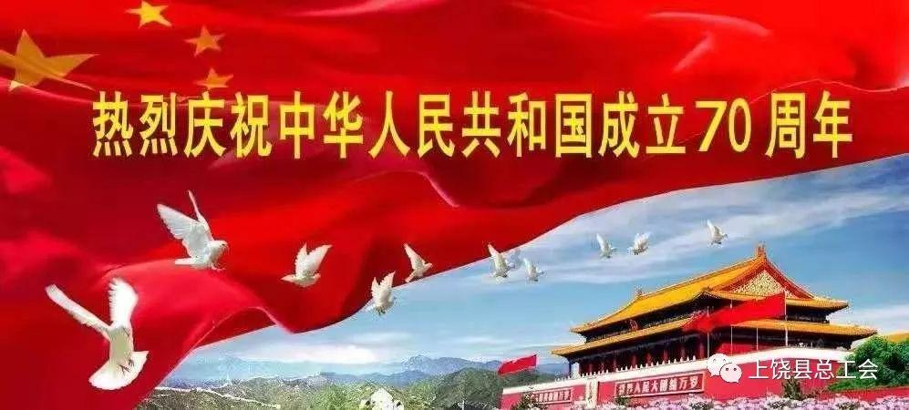 苗条女孩怎么修饰身材？V领背心搭配牛仔裤，穿出独特的运动风
